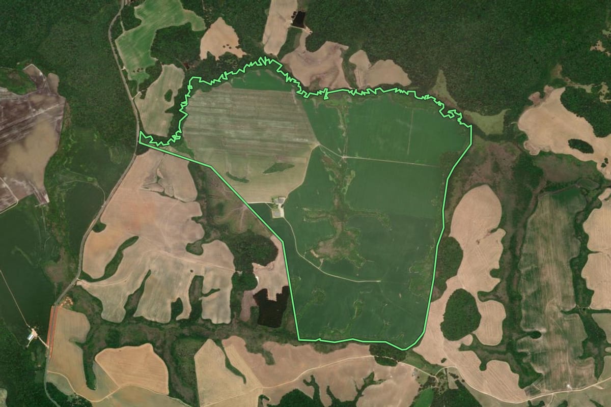 Imagem de satélite do imóvel rural em Castro (PR), com o contorno declarado no CAR desenhado por cima.