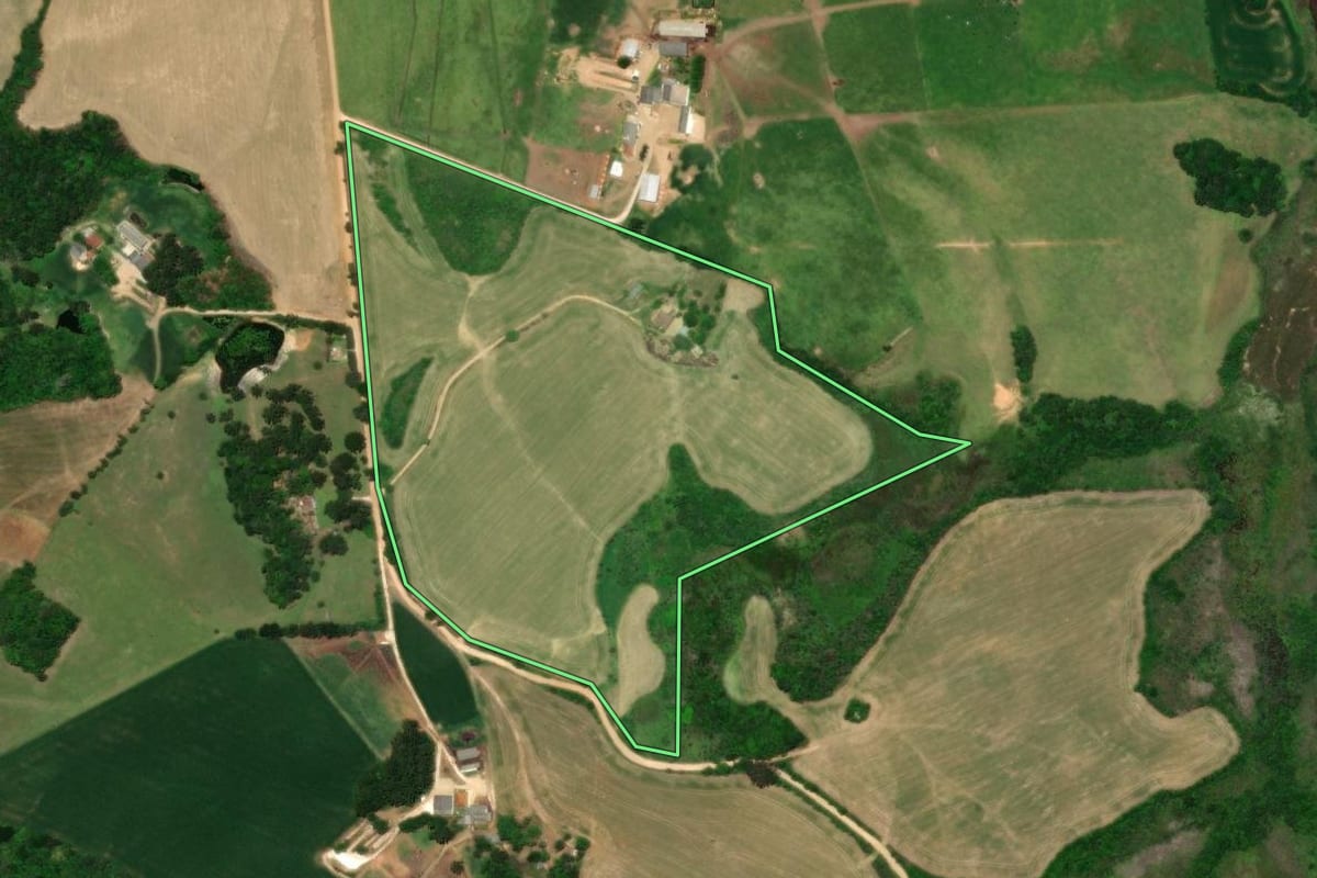 Imagem de satélite do imóvel rural em Castro (PR), com o contorno declarado no CAR desenhado por cima.