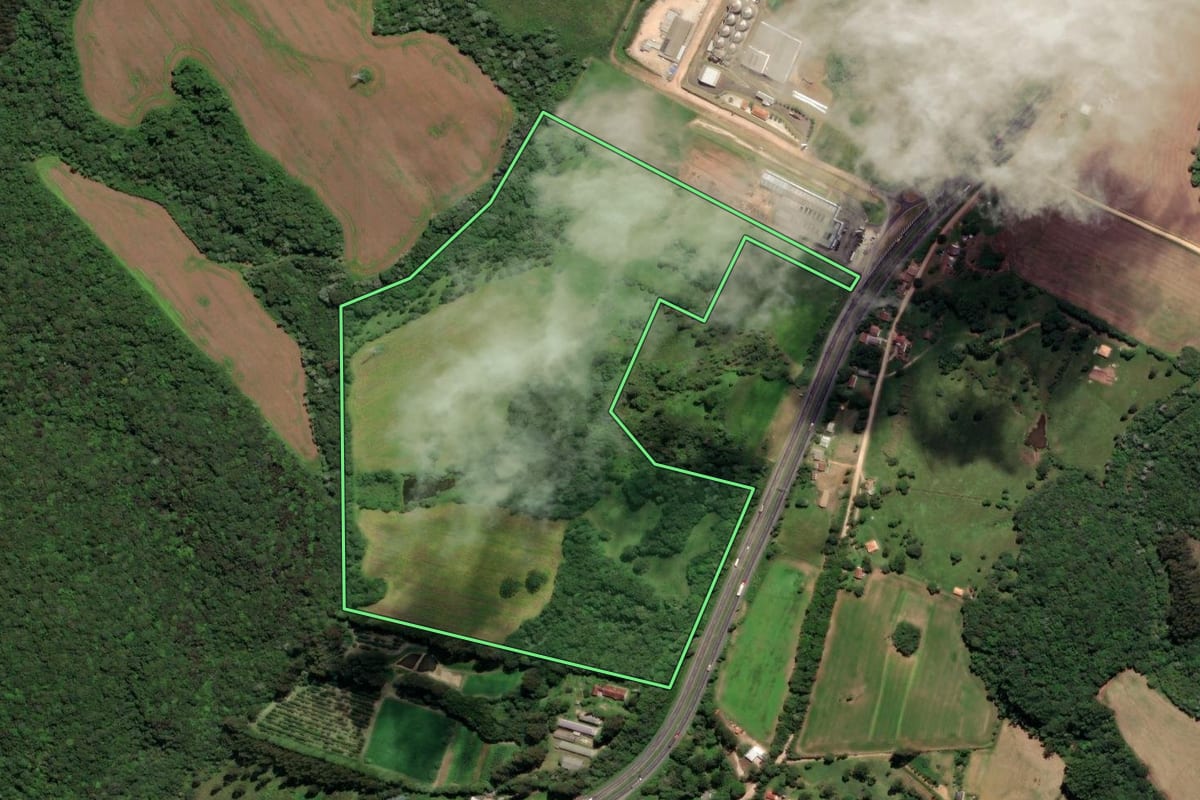 Imagem de satélite do imóvel rural em Castro (PR), com o contorno declarado no CAR desenhado por cima.