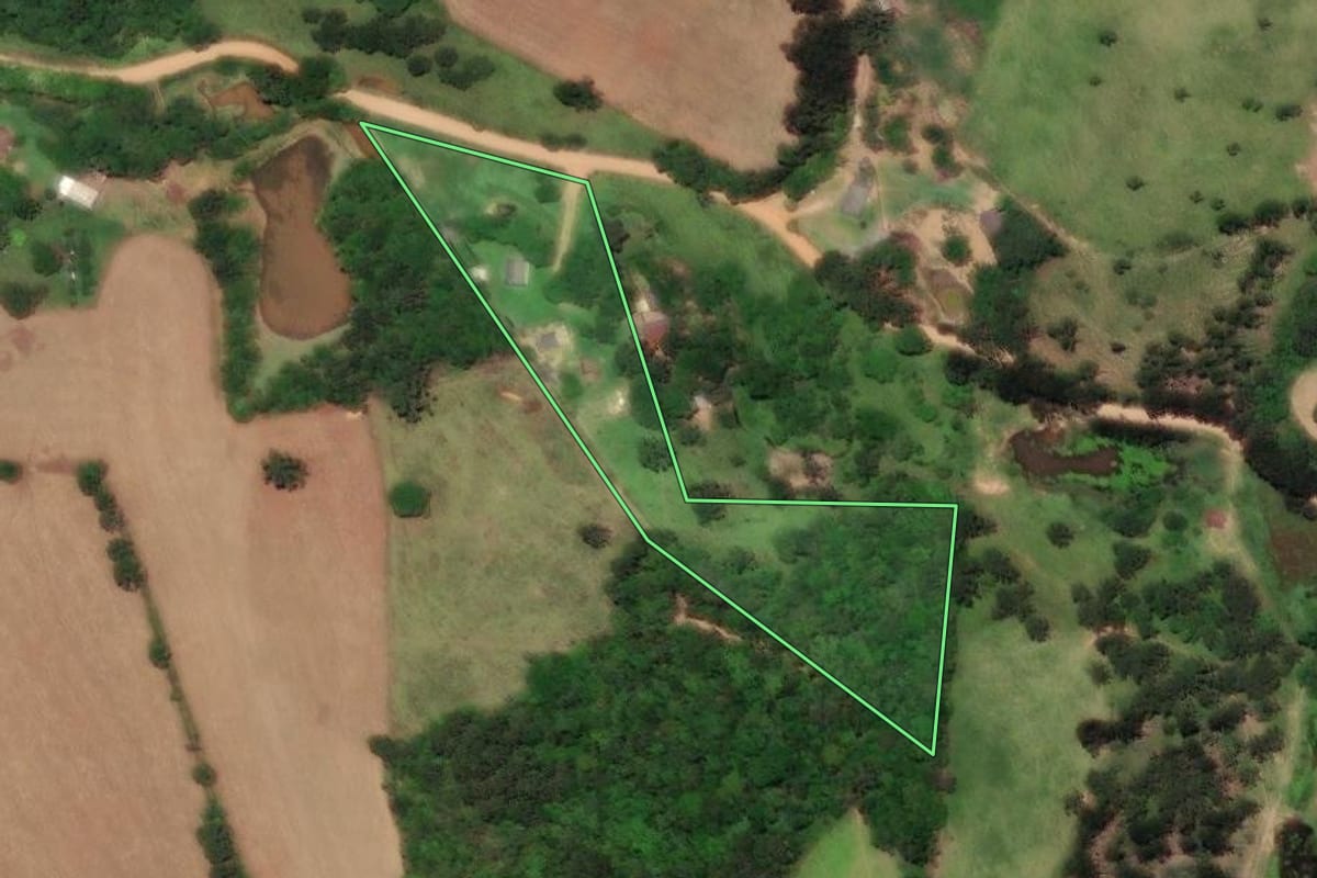 Imagem de satélite do imóvel rural em Castro (PR), com o contorno declarado no CAR desenhado por cima.