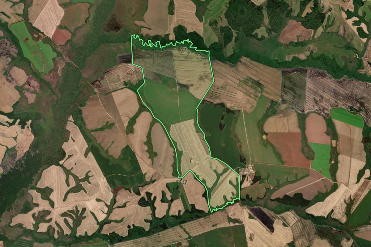 Imagem de satélite do imóvel rural em Castro (PR), com o contorno declarado no CAR desenhado por cima.