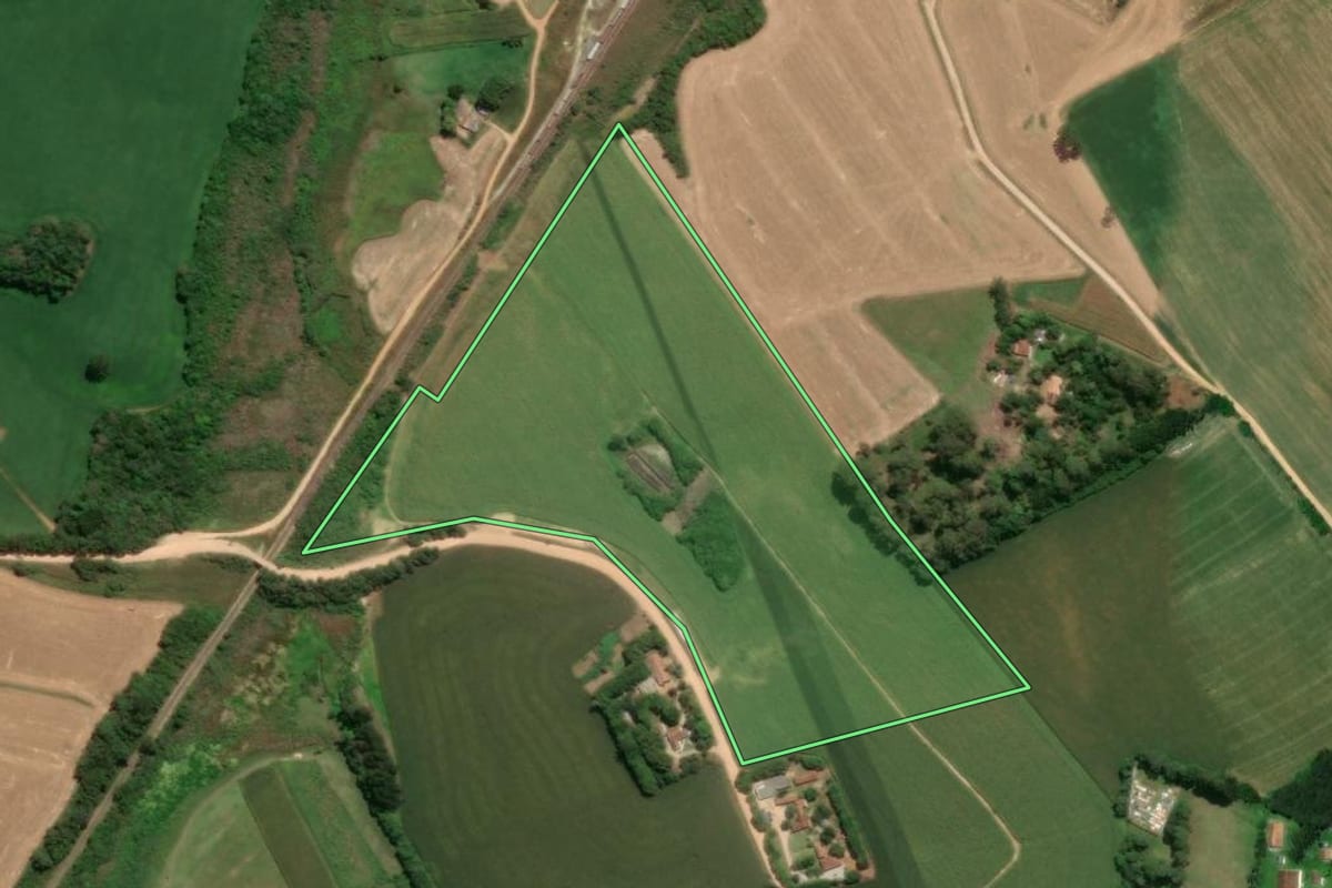 Imagem de satélite do imóvel rural em Castro (PR), com o contorno declarado no CAR desenhado por cima.