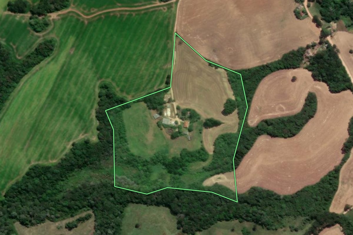 Imagem de satélite do imóvel rural em Castro (PR), com o contorno declarado no CAR desenhado por cima.