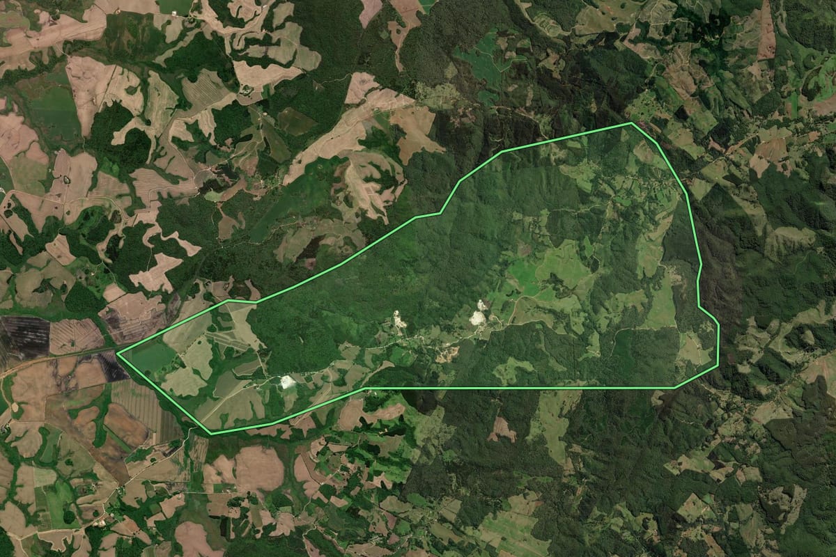 Imagem de satélite do imóvel rural em Castro (PR), com o contorno declarado no CAR desenhado por cima.