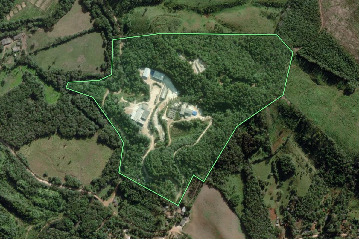Imagem de satélite do imóvel rural em Castro (PR), com o contorno declarado no CAR desenhado por cima.