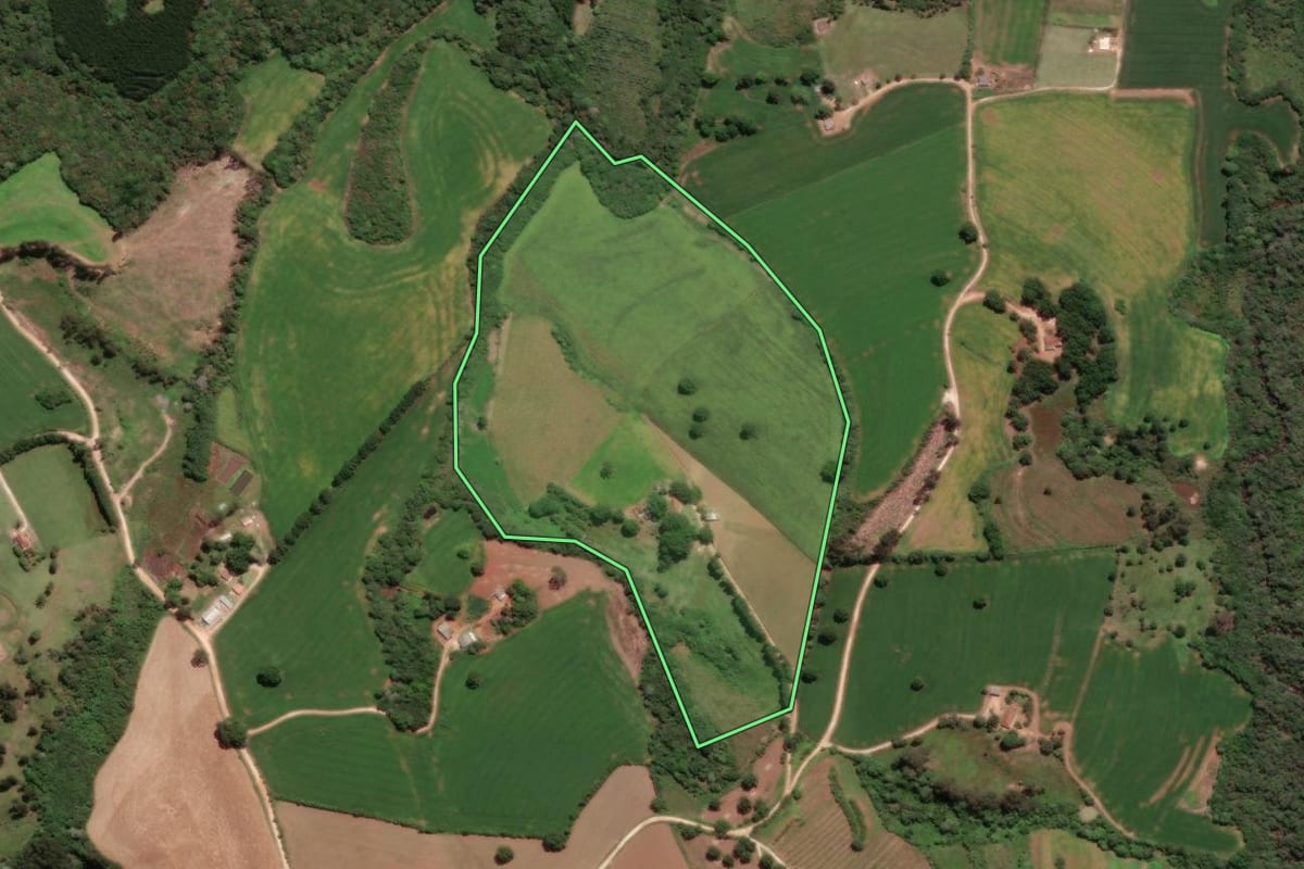 Imagem de satélite do imóvel rural em Castro (PR), com o contorno declarado no CAR desenhado por cima.