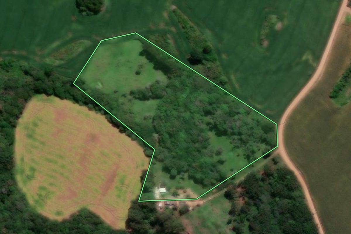Imagem de satélite do imóvel rural em Castro (PR), com o contorno declarado no CAR desenhado por cima.