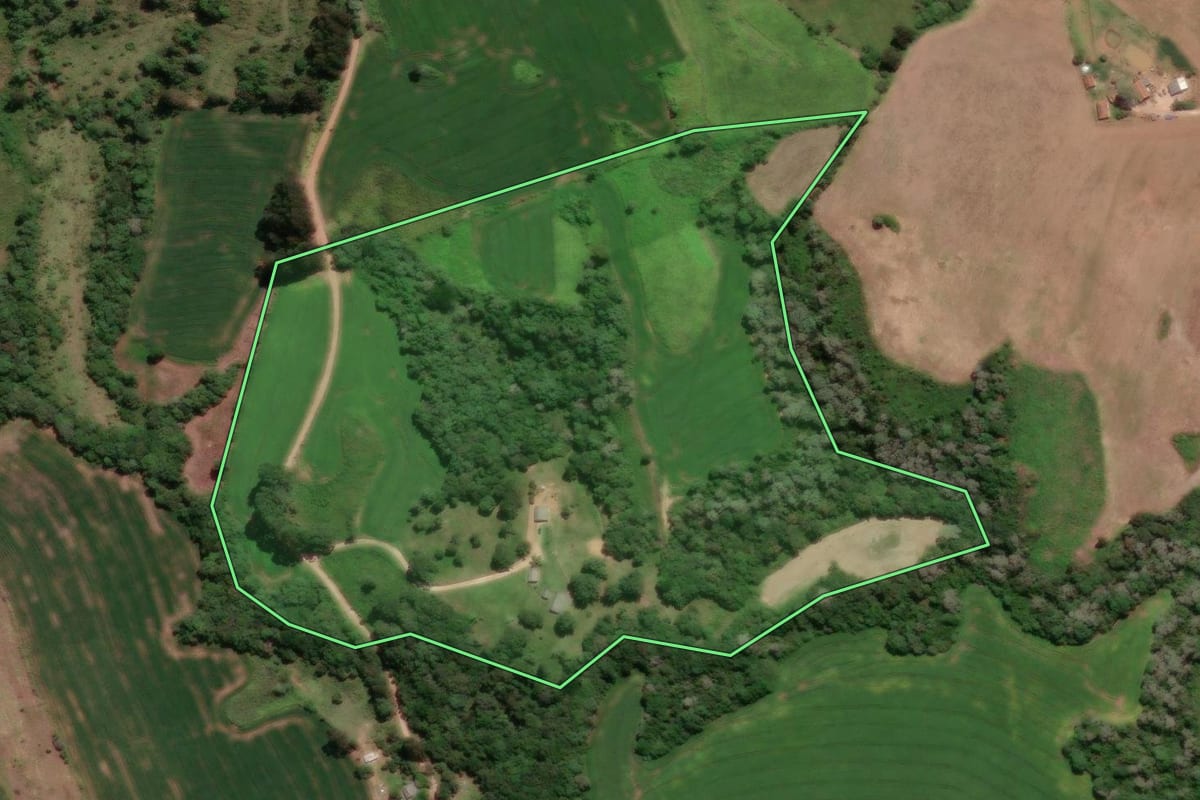 Imagem de satélite do imóvel rural em Castro (PR), com o contorno declarado no CAR desenhado por cima.