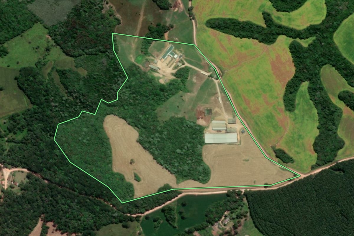 Imagem de satélite do imóvel rural em Castro (PR), com o contorno declarado no CAR desenhado por cima.