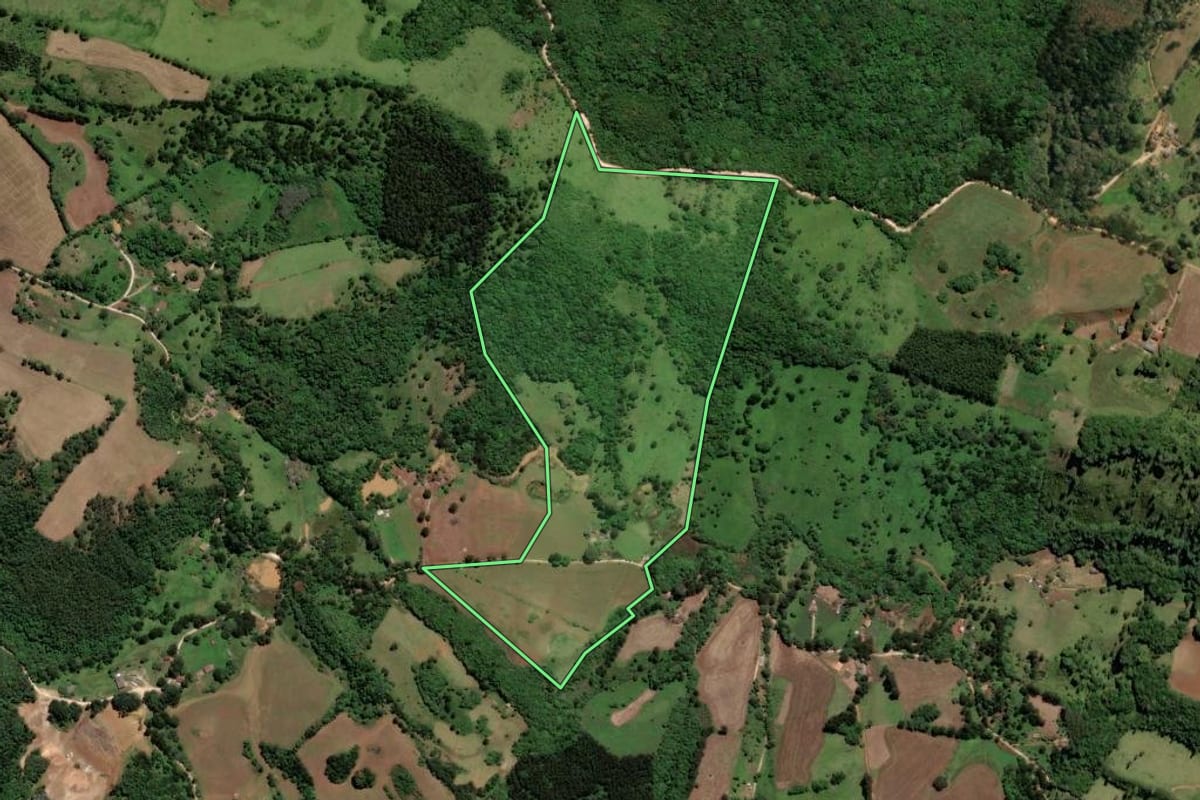 Imagem de satélite do imóvel rural em Castro (PR), com o contorno declarado no CAR desenhado por cima.