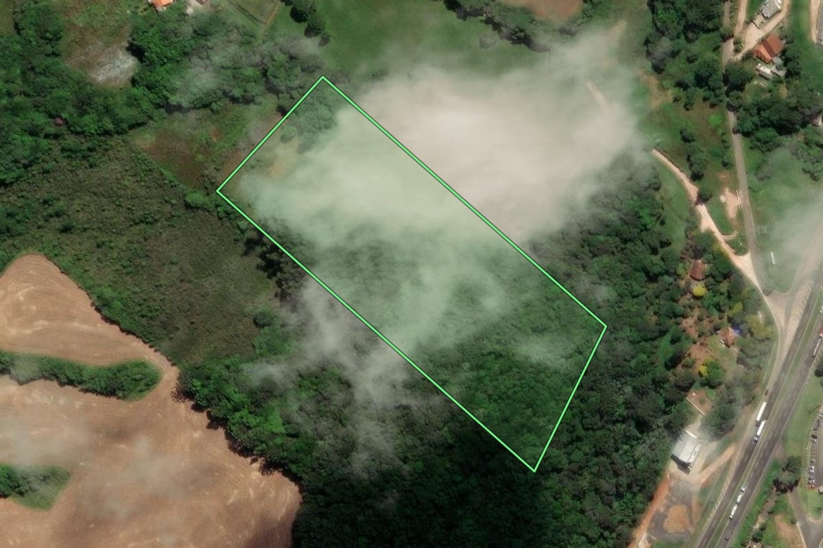 Imagem de satélite do imóvel rural em Castro (PR), com o contorno declarado no CAR desenhado por cima.