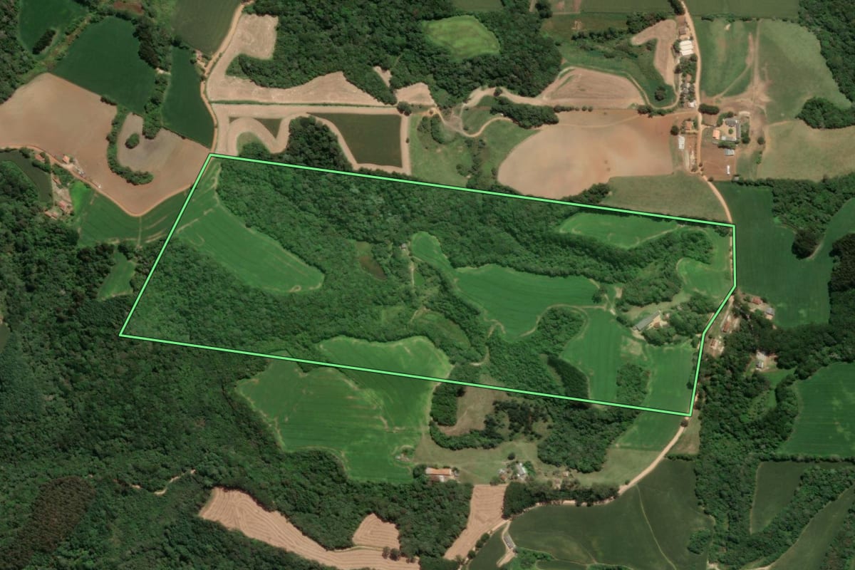 Imagem de satélite do imóvel rural em Castro (PR), com o contorno declarado no CAR desenhado por cima.