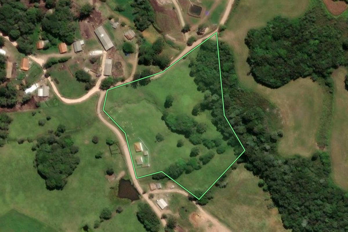 Imagem de satélite do imóvel rural em Castro (PR), com o contorno declarado no CAR desenhado por cima.