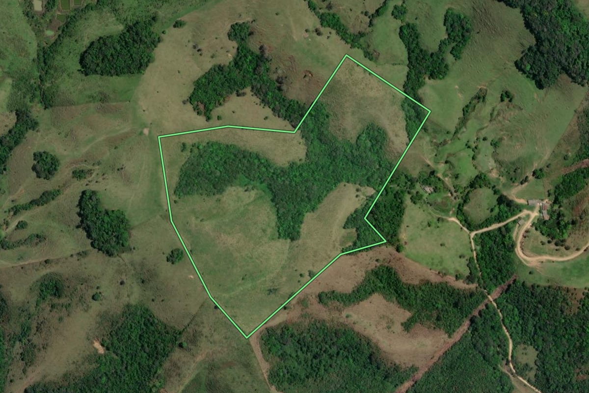 Imagem de satélite do imóvel rural em Castro (PR), com o contorno declarado no CAR desenhado por cima.