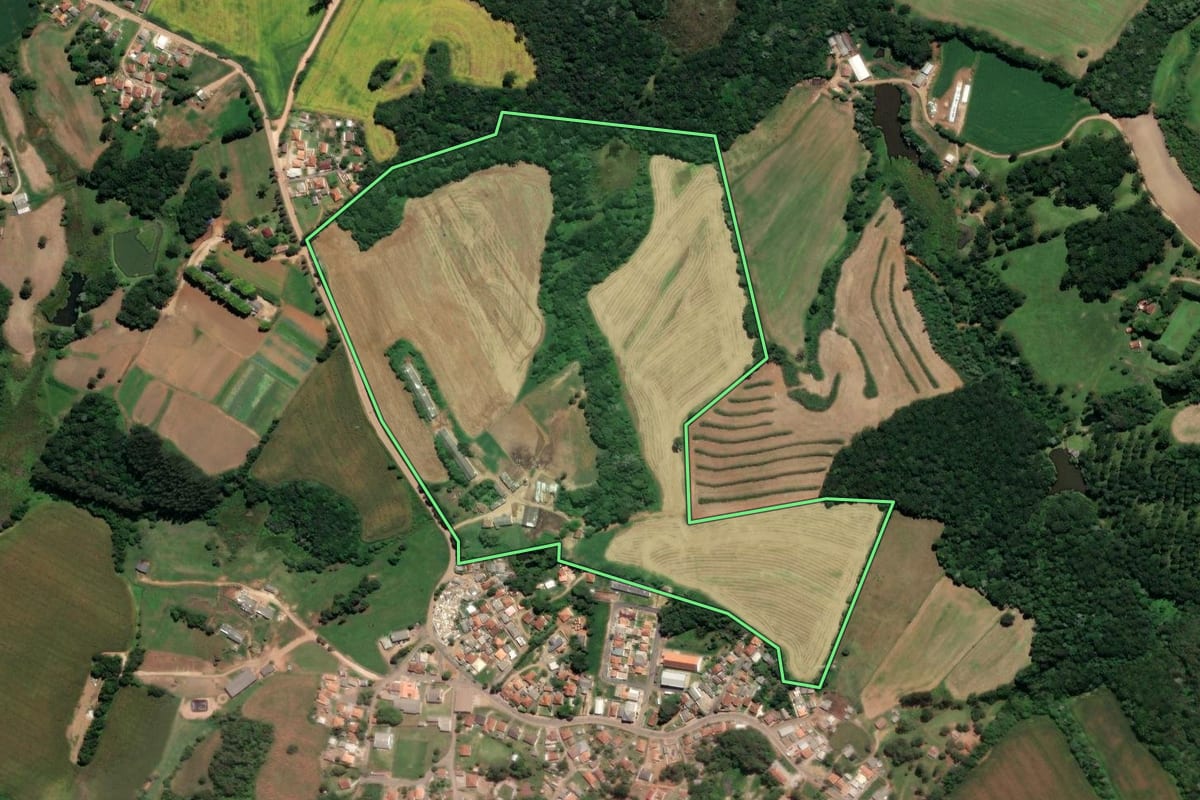 Imagem de satélite do imóvel rural em Castro (PR), com o contorno declarado no CAR desenhado por cima.