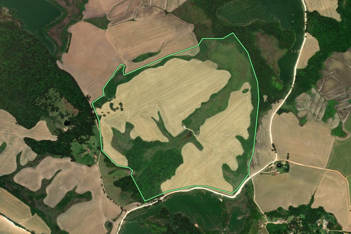 Imagem de satélite do imóvel rural em Castro (PR), com o contorno declarado no CAR desenhado por cima.