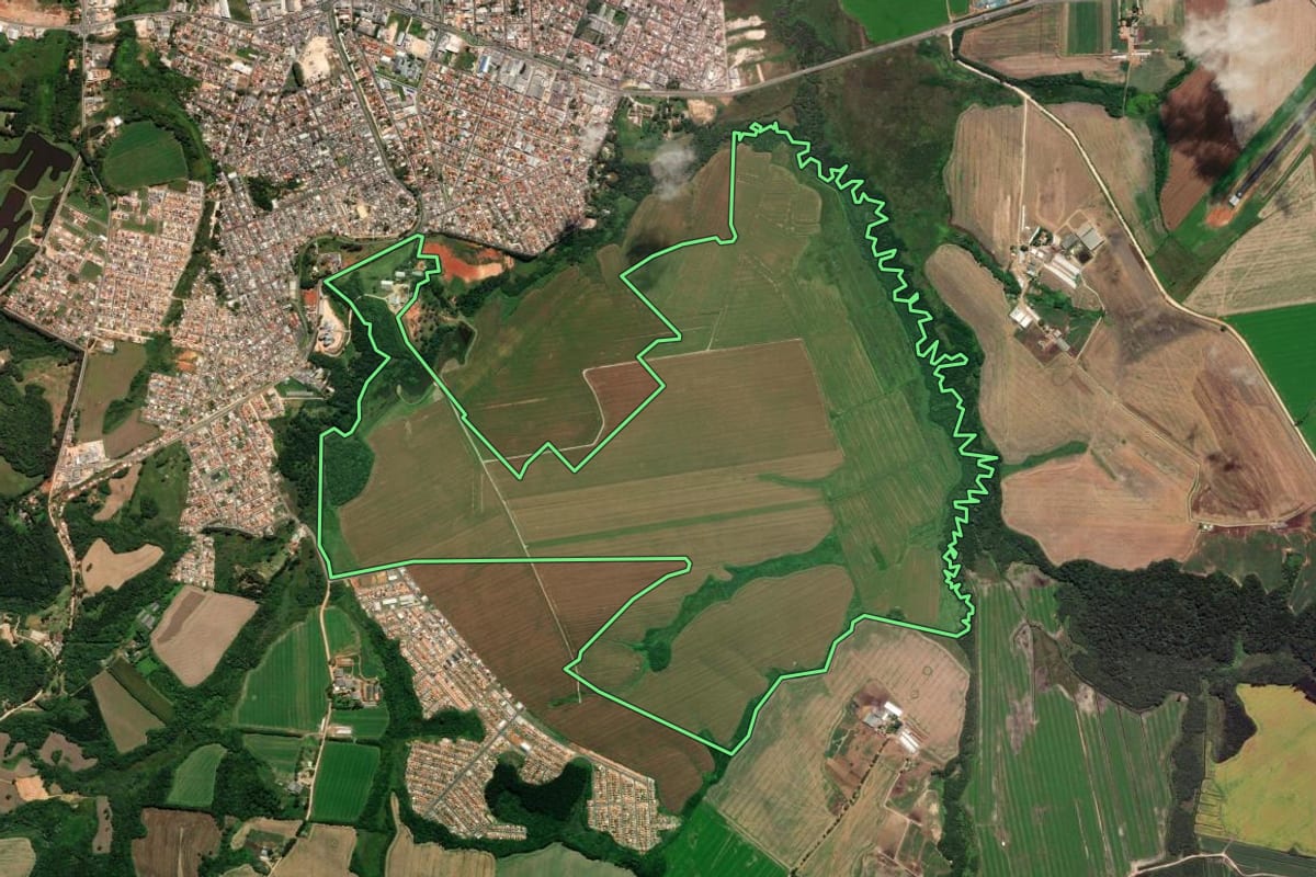 Imagem de satélite do imóvel rural em Castro (PR), com o contorno declarado no CAR desenhado por cima.