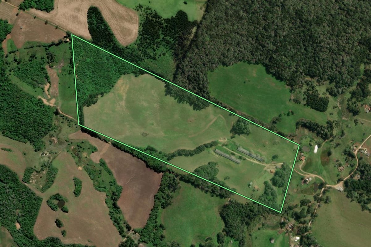 Imagem de satélite do imóvel rural em Castro (PR), com o contorno declarado no CAR desenhado por cima.