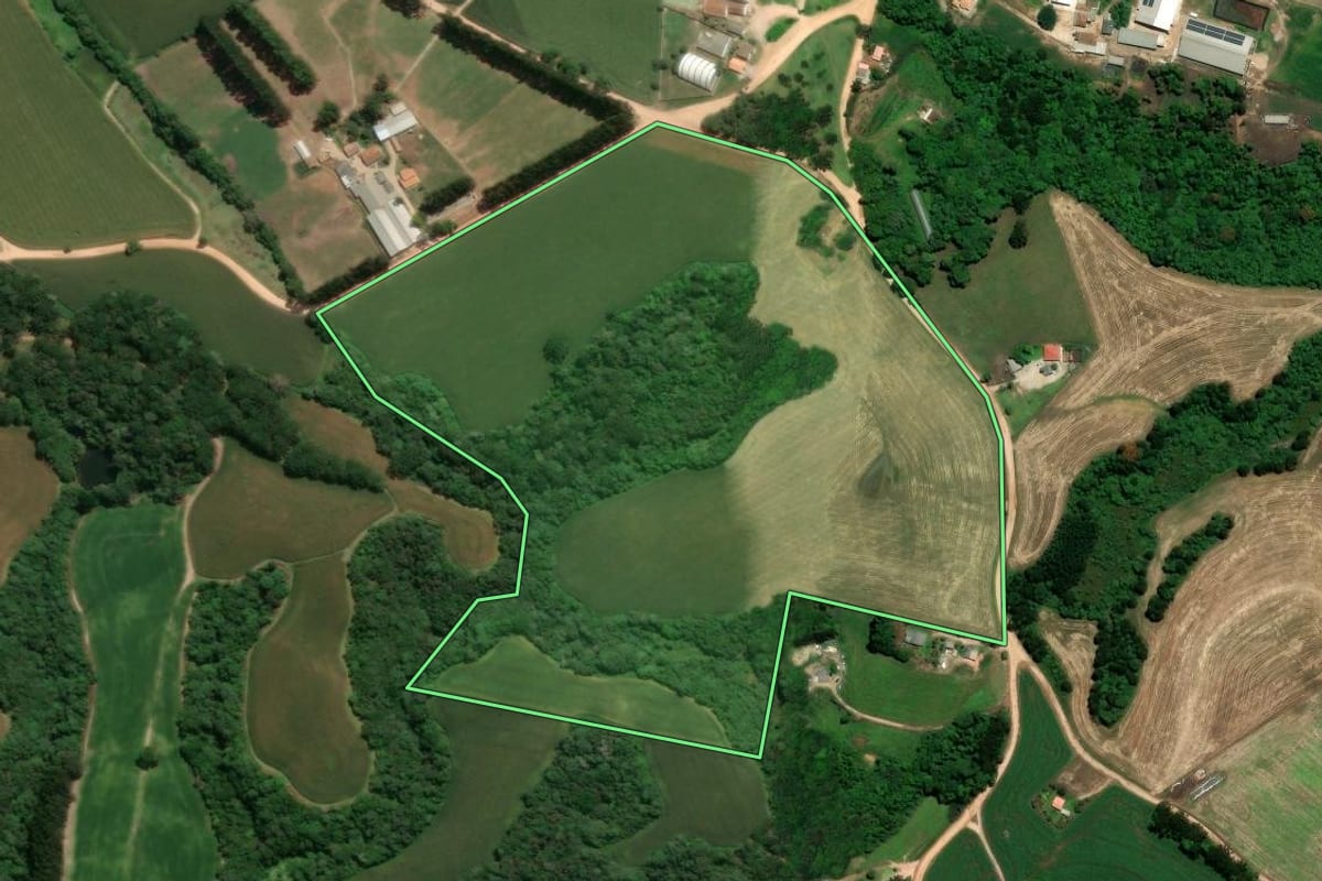 Imagem de satélite do imóvel rural em Castro (PR), com o contorno declarado no CAR desenhado por cima.