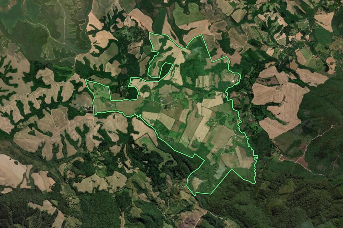 Imagem de satélite do imóvel rural em Castro (PR), com o contorno declarado no CAR desenhado por cima.