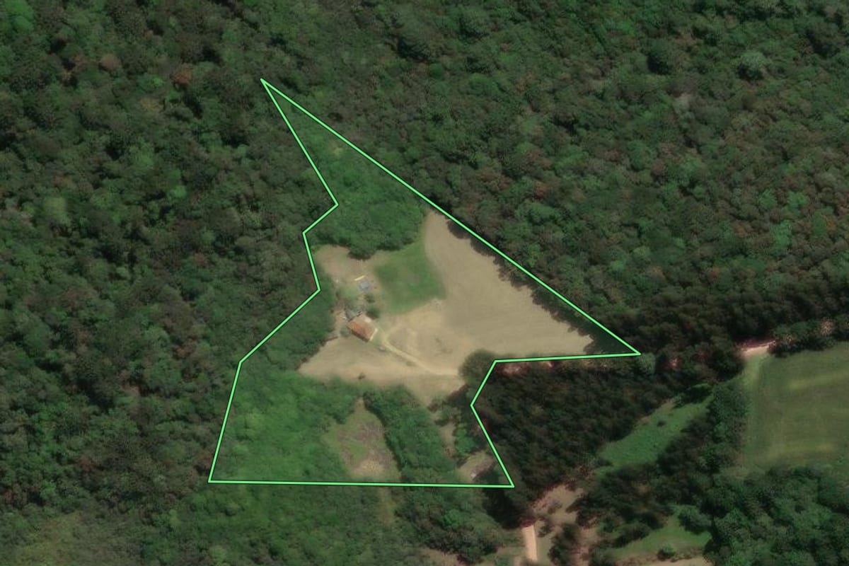 Imagem de satélite do imóvel rural em Castro (PR), com o contorno declarado no CAR desenhado por cima.