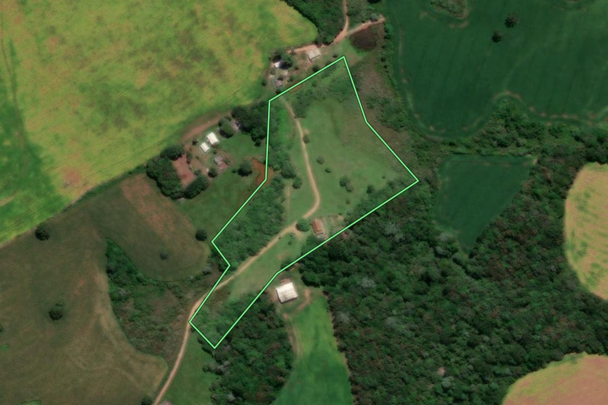 Imagem de satélite do imóvel rural em Castro (PR), com o contorno declarado no CAR desenhado por cima.