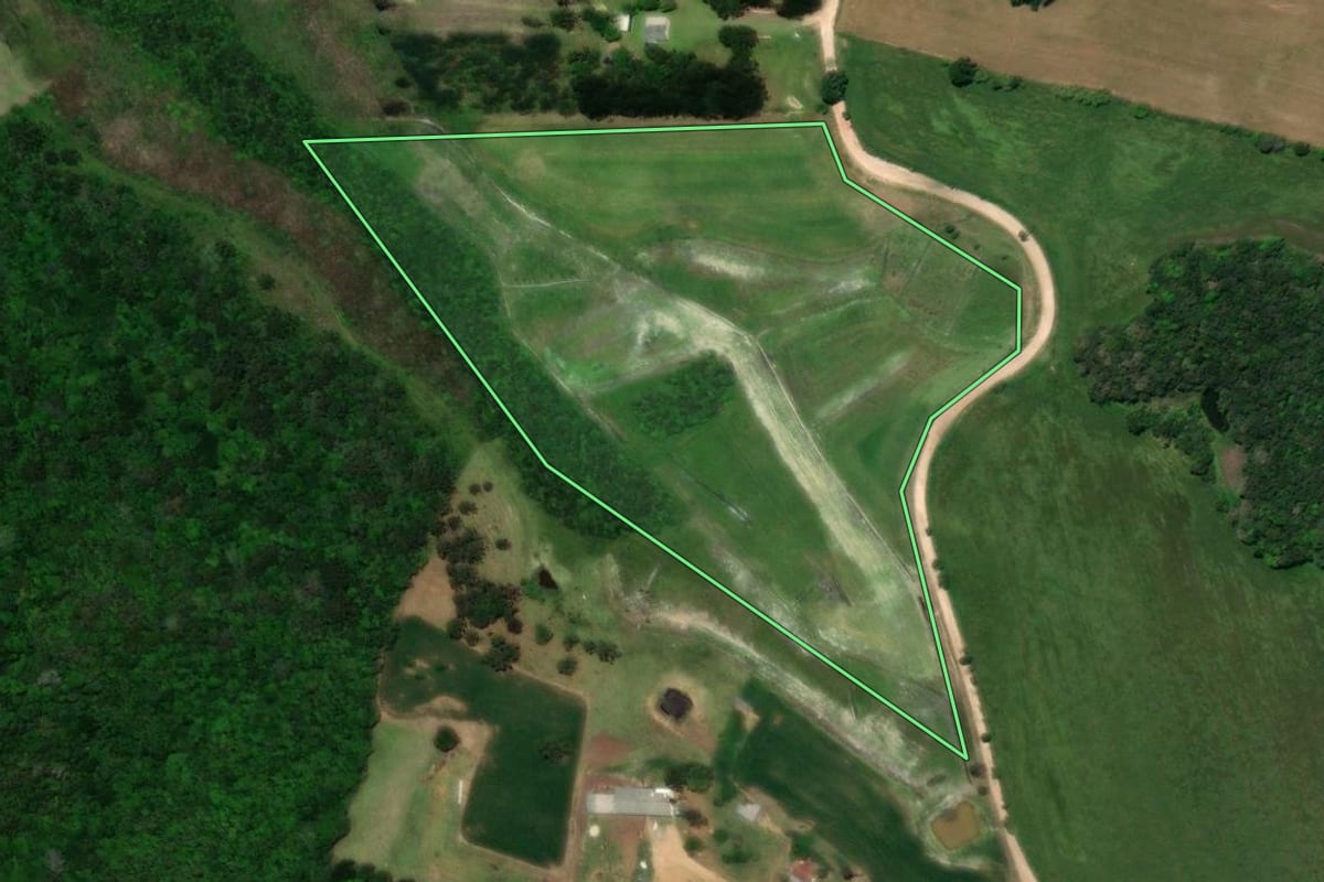 Imagem de satélite do imóvel rural em Castro (PR), com o contorno declarado no CAR desenhado por cima.