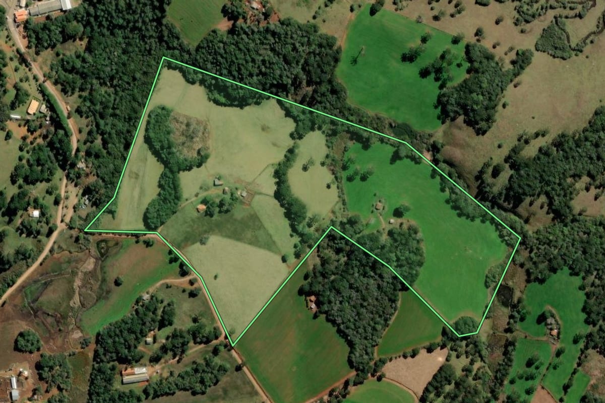 Imagem de satélite do imóvel rural em Castro (PR), com o contorno declarado no CAR desenhado por cima.