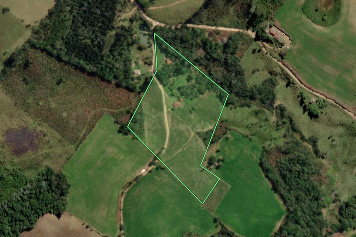 Imagem de satélite do imóvel rural em Castro (PR), com o contorno declarado no CAR desenhado por cima.
