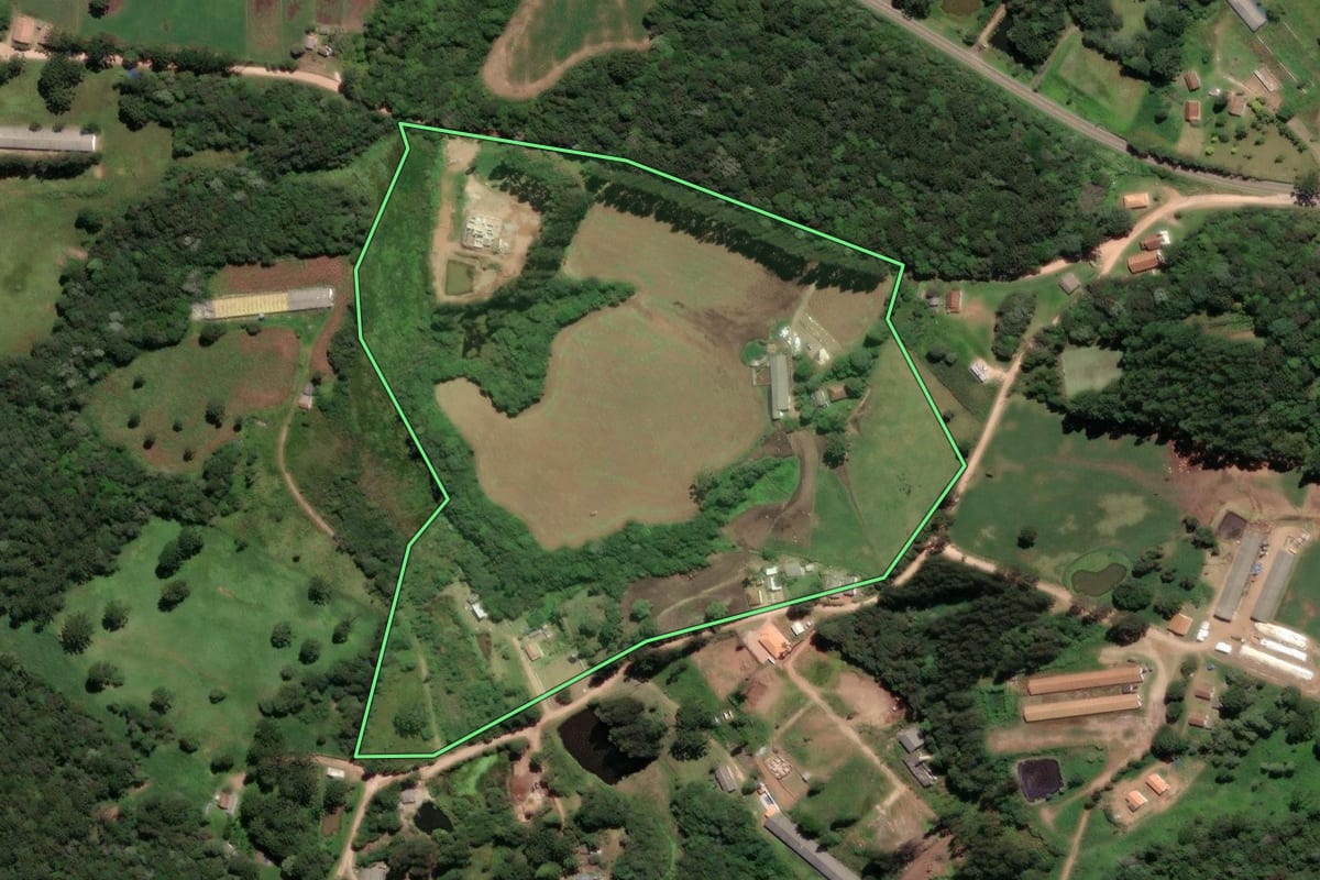 Imagem de satélite do imóvel rural em Castro (PR), com o contorno declarado no CAR desenhado por cima.