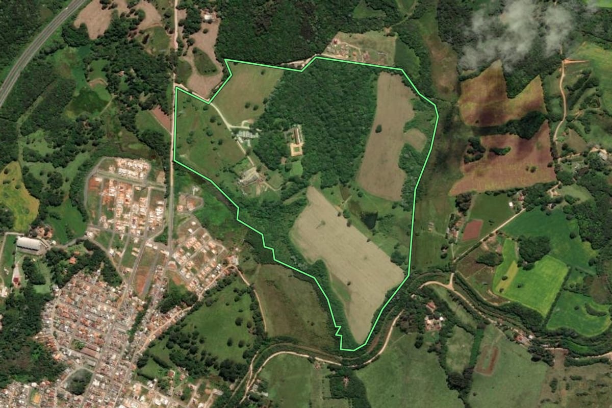 Imagem de satélite do imóvel rural em Castro (PR), com o contorno declarado no CAR desenhado por cima.