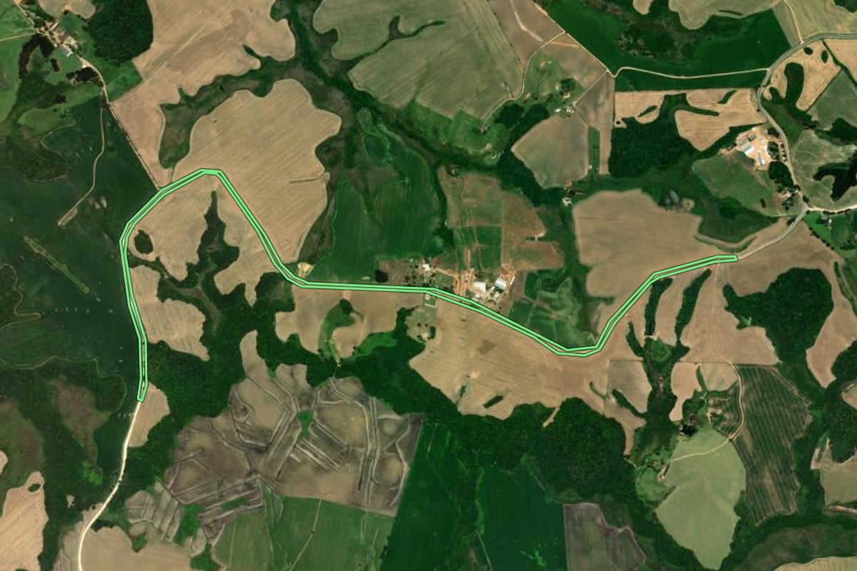 Imagem de satélite do imóvel rural em Castro (PR), com o contorno declarado no CAR desenhado por cima.