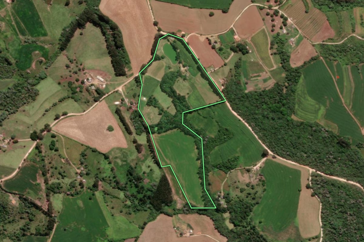Imagem de satélite do imóvel rural em Castro (PR), com o contorno declarado no CAR desenhado por cima.