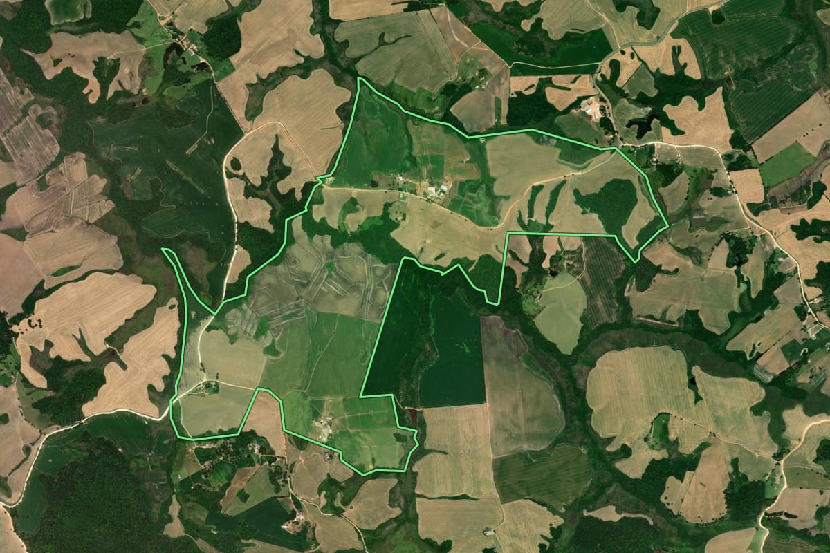 Imagem de satélite do imóvel rural em Castro (PR), com o contorno declarado no CAR desenhado por cima.