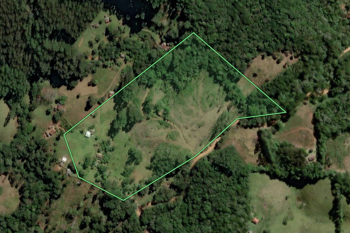 Imagem de satélite do imóvel rural em Castro (PR), com o contorno declarado no CAR desenhado por cima.