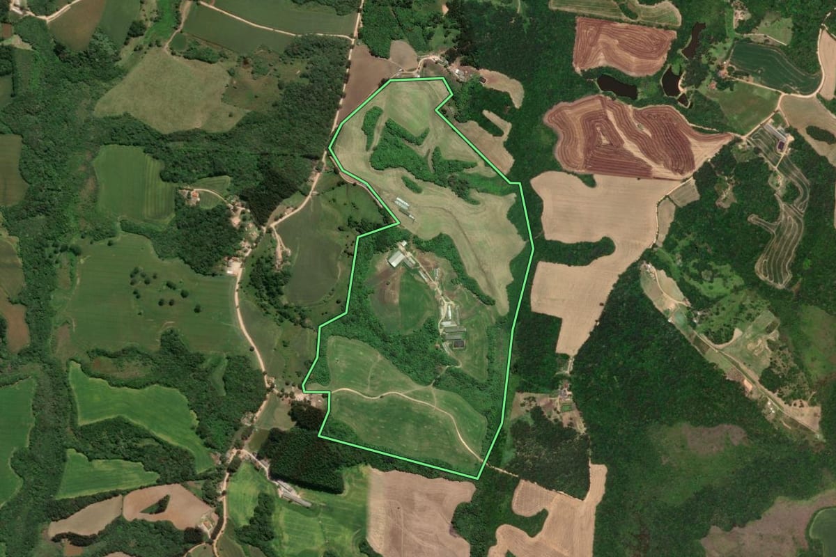 Imagem de satélite do imóvel rural em Castro (PR), com o contorno declarado no CAR desenhado por cima.