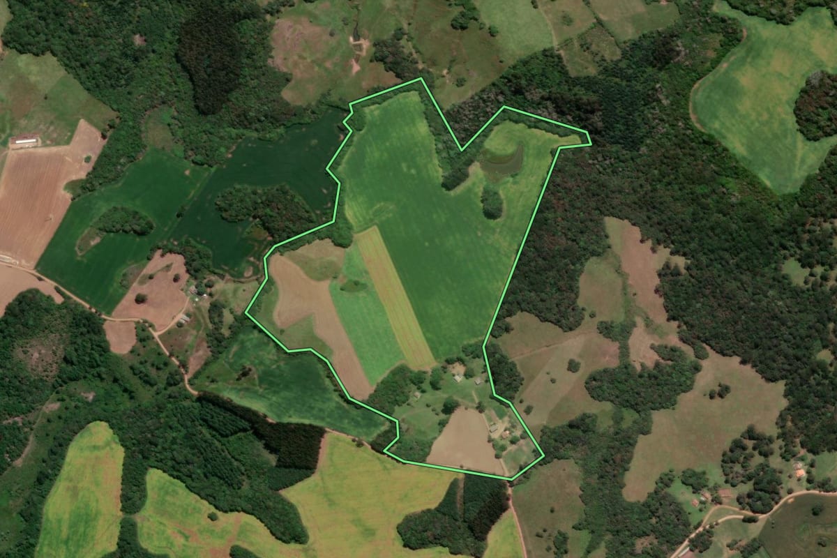 Imagem de satélite do imóvel rural em Castro (PR), com o contorno declarado no CAR desenhado por cima.