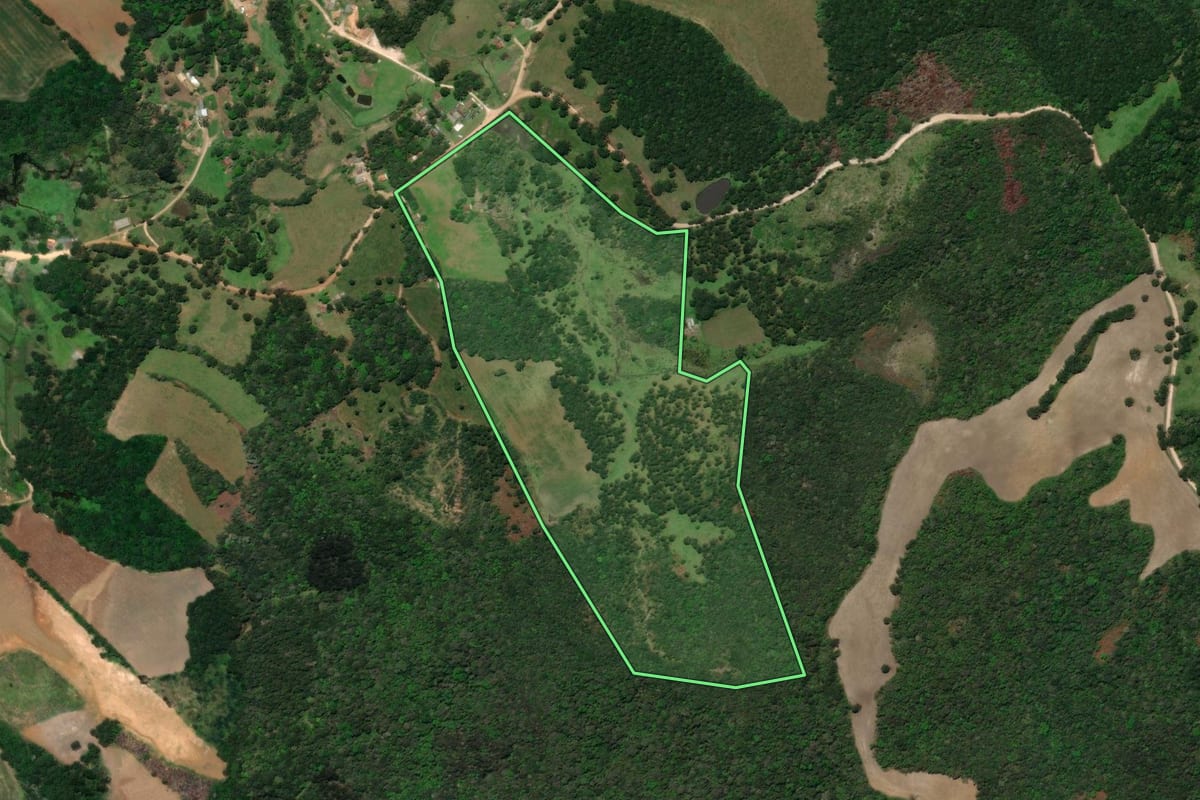 Imagem de satélite do imóvel rural em Castro (PR), com o contorno declarado no CAR desenhado por cima.