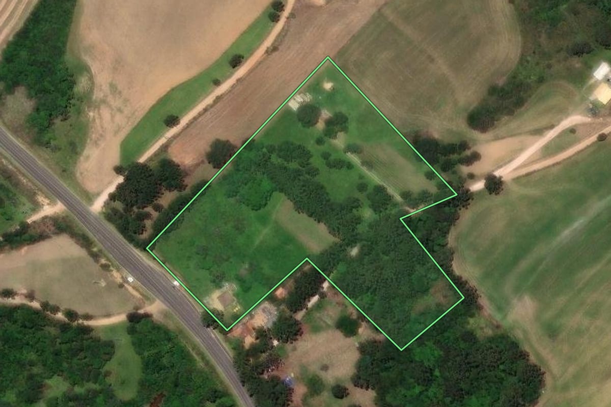 Imagem de satélite do imóvel rural em Castro (PR), com o contorno declarado no CAR desenhado por cima.
