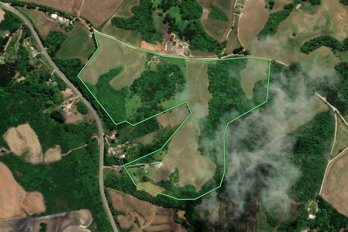 Imagem de satélite do imóvel rural em Castro (PR), com o contorno declarado no CAR desenhado por cima.