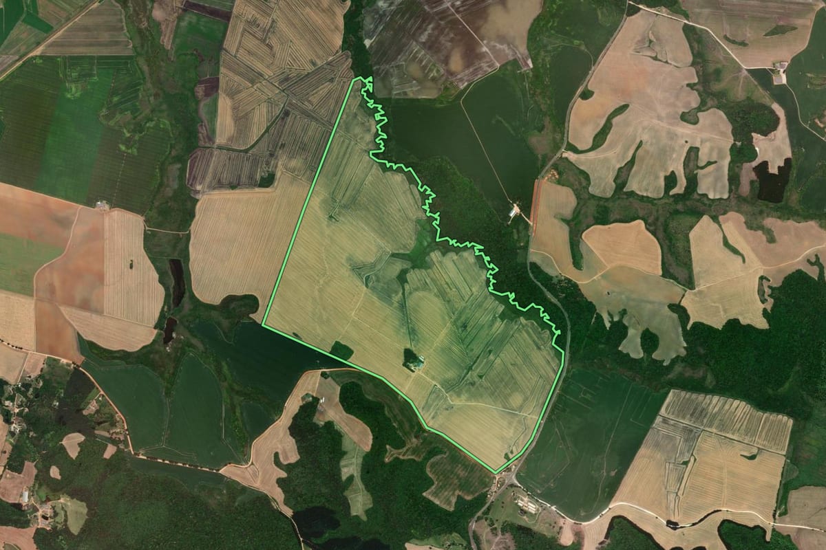 Imagem de satélite do imóvel rural em Castro (PR), com o contorno declarado no CAR desenhado por cima.