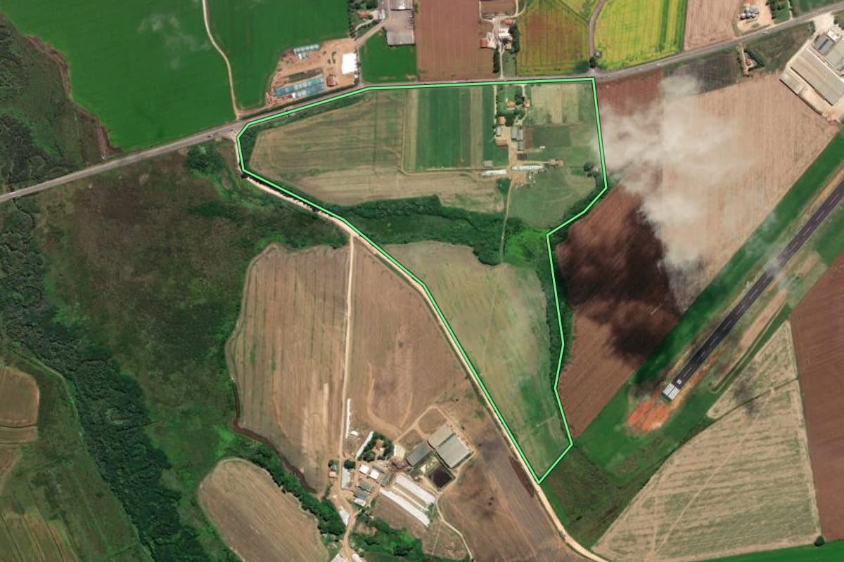 Imagem de satélite do imóvel rural em Castro (PR), com o contorno declarado no CAR desenhado por cima.