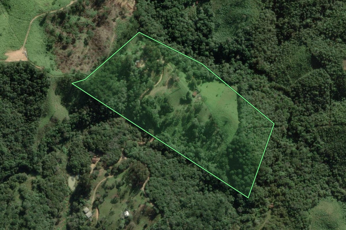 Imagem de satélite do imóvel rural em Castro (PR), com o contorno declarado no CAR desenhado por cima.
