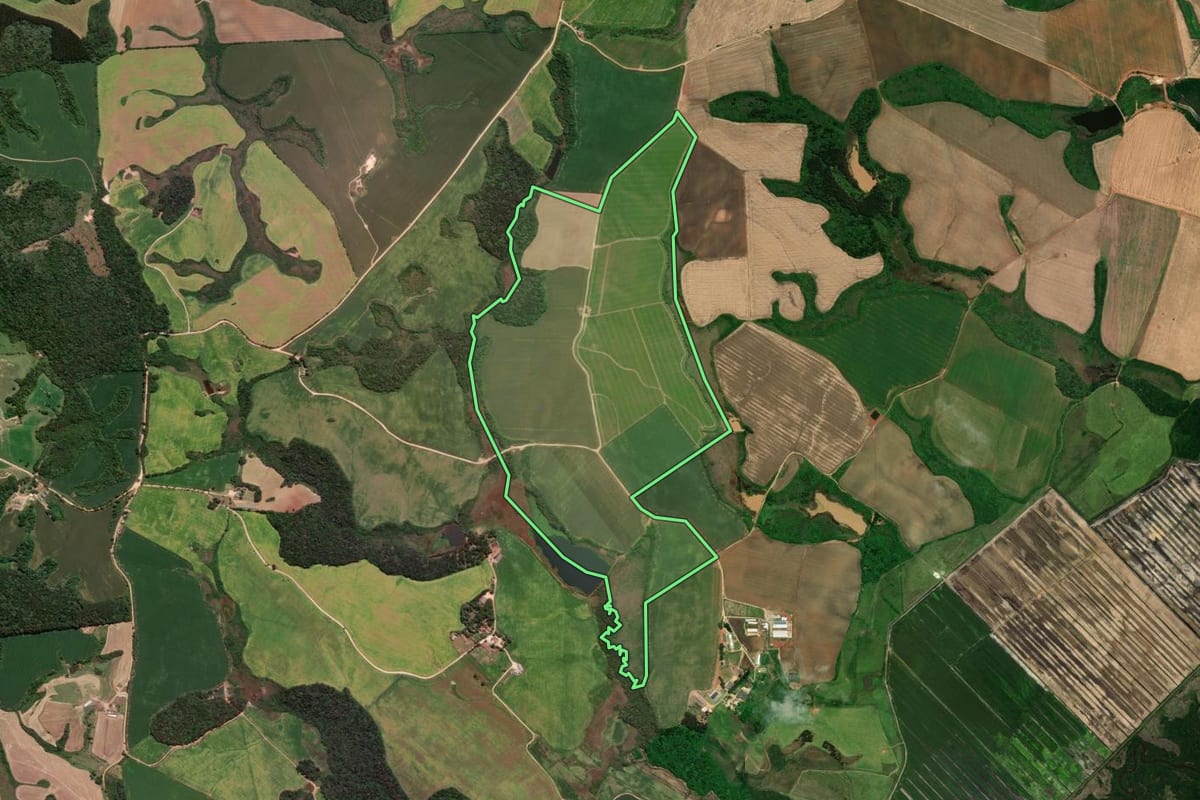 Imagem de satélite do imóvel rural em Castro (PR), com o contorno declarado no CAR desenhado por cima.