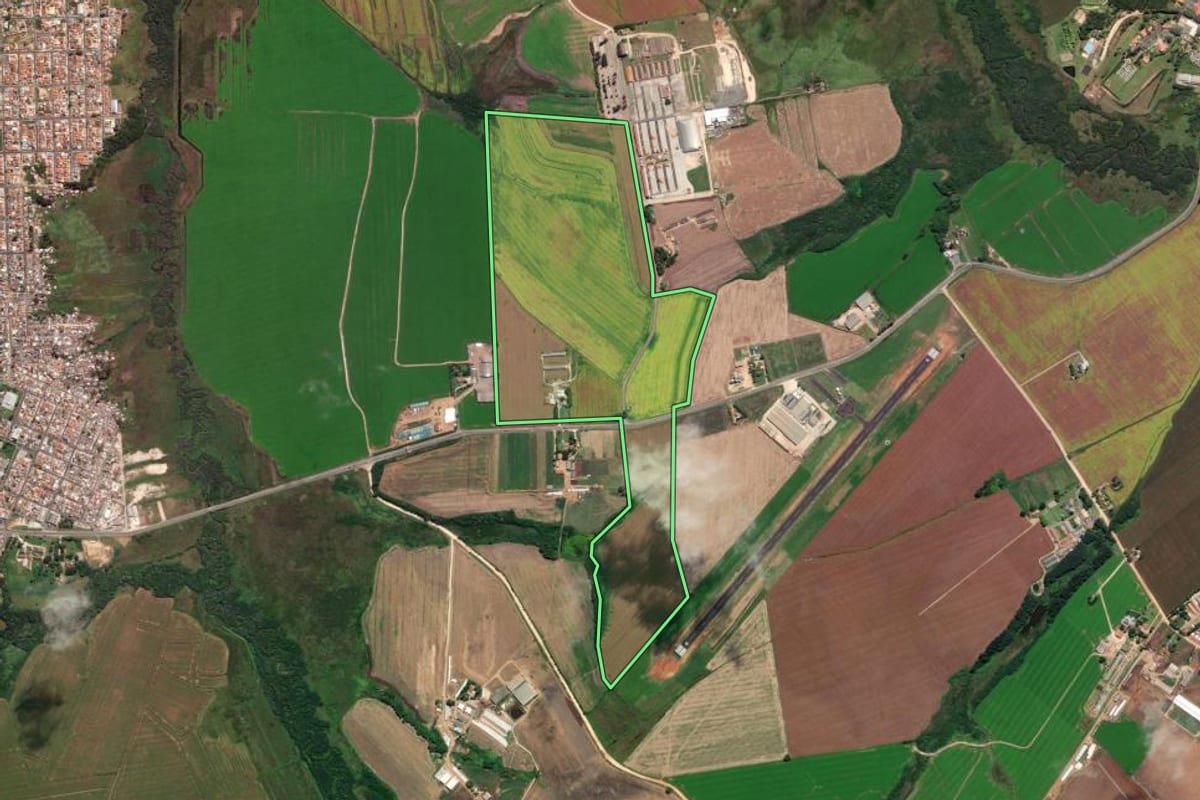 Imagem de satélite do imóvel rural em Castro (PR), com o contorno declarado no CAR desenhado por cima.