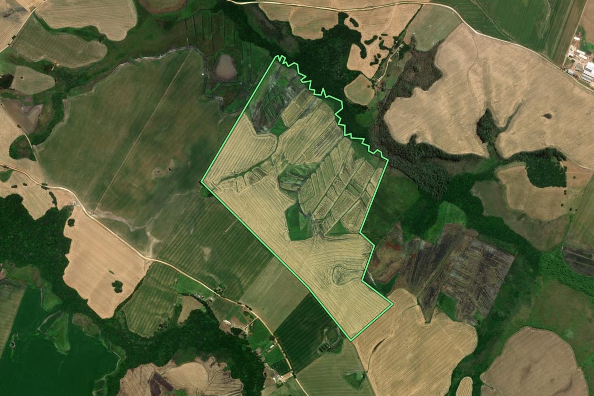 Imagem de satélite do imóvel rural em Castro (PR), com o contorno declarado no CAR desenhado por cima.
