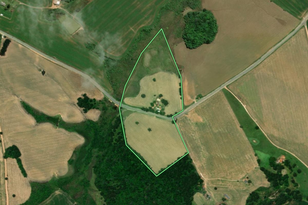 Imagem de satélite do imóvel rural em Castro (PR), com o contorno declarado no CAR desenhado por cima.