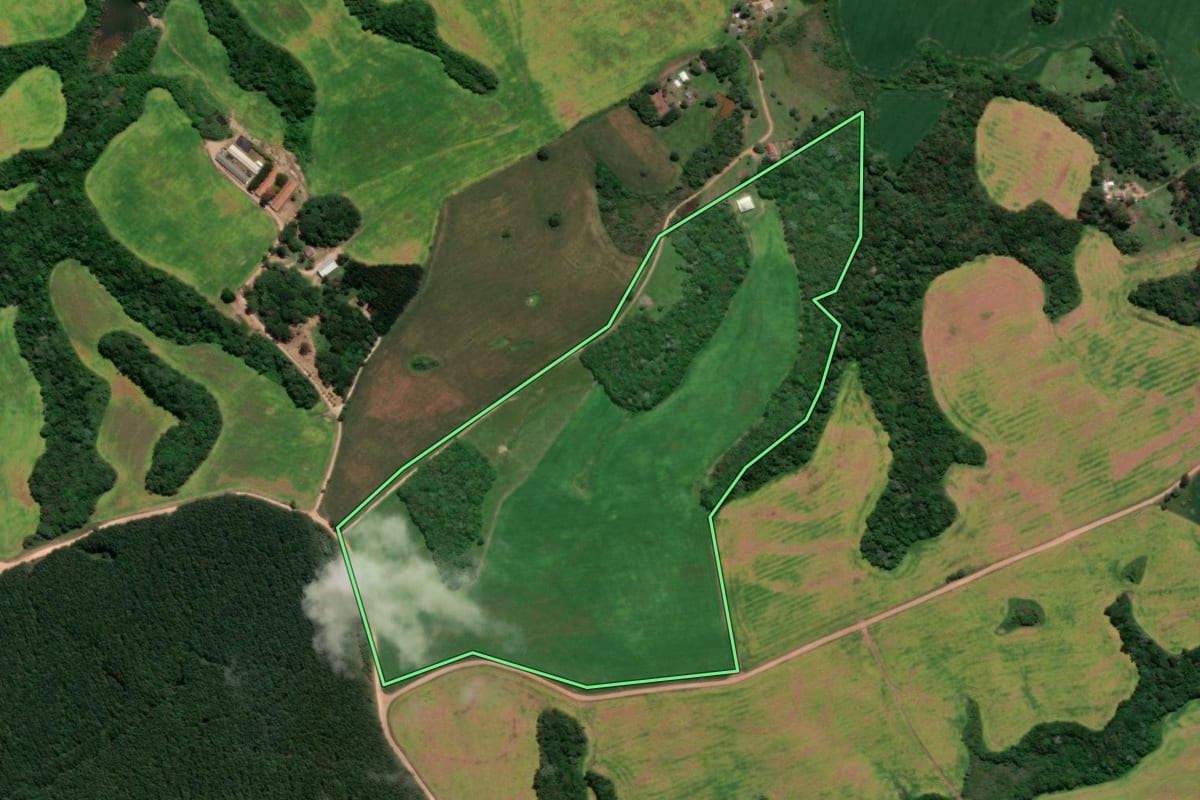Imagem de satélite do imóvel rural em Castro (PR), com o contorno declarado no CAR desenhado por cima.