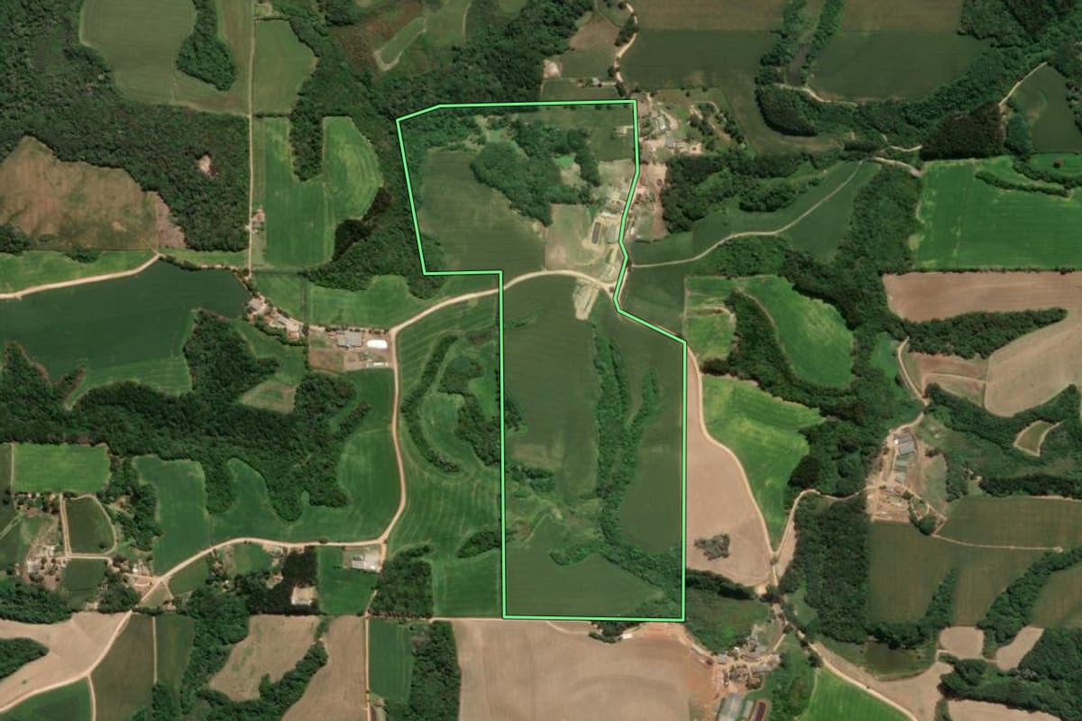 Imagem de satélite do imóvel rural em Castro (PR), com o contorno declarado no CAR desenhado por cima.
