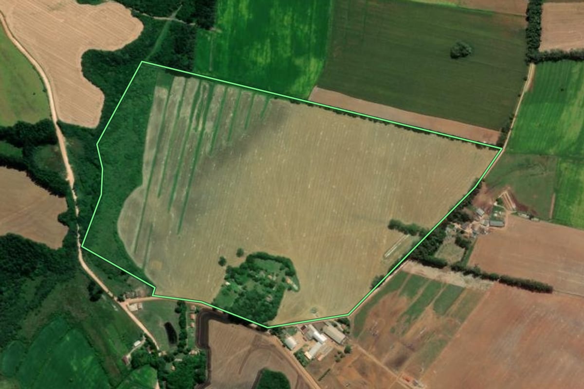 Imagem de satélite do imóvel rural em Castro (PR), com o contorno declarado no CAR desenhado por cima.